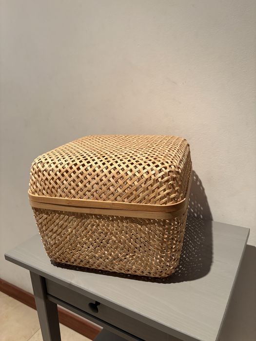 Mesa de cabeceira cinzentas com caixa de arrumação