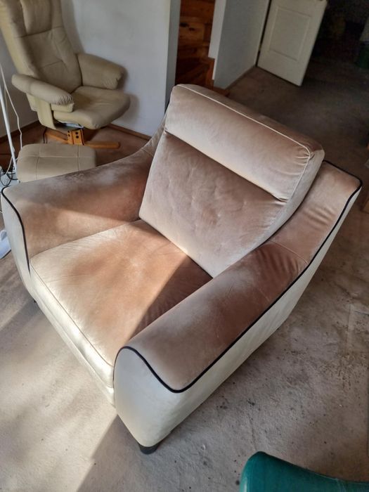 Duży welurowy fotel, praktycznie nowy