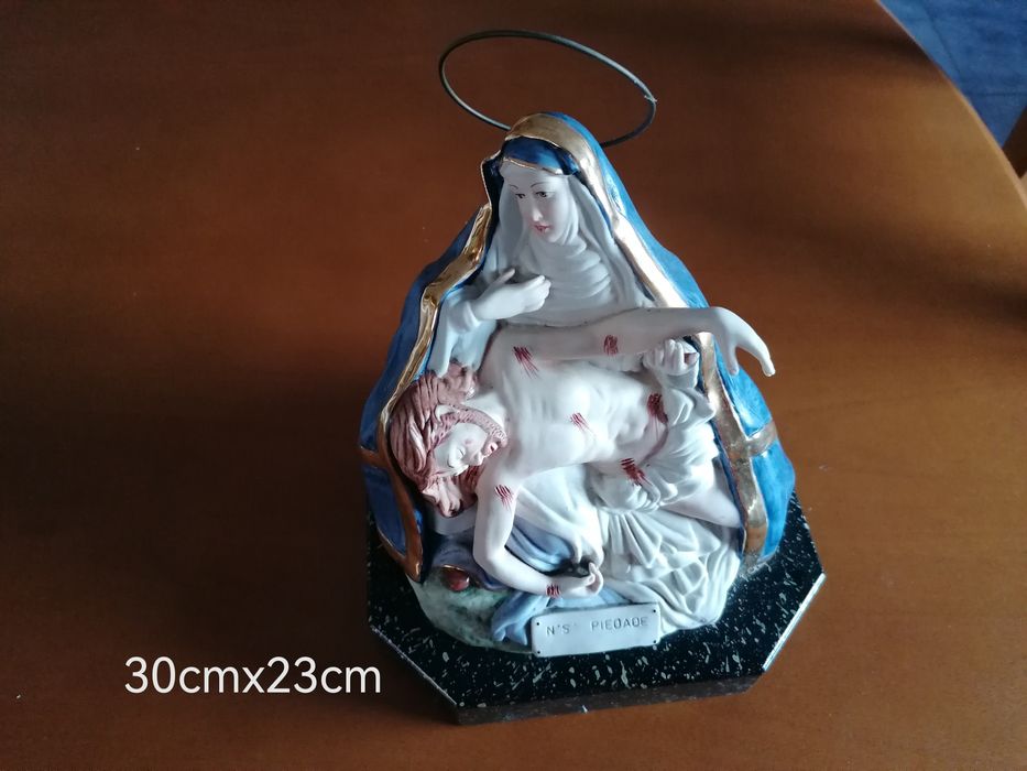 Estátuas em marfinite e porcelana em base de madeira, como novas