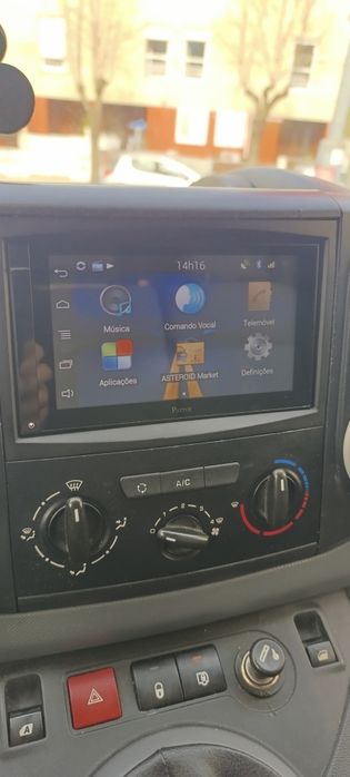 Auto radio parrot