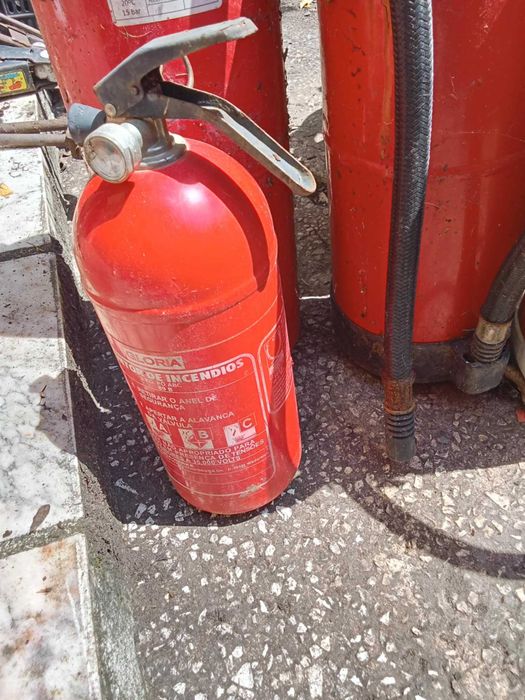 12 Extintores Vários Tamanhos