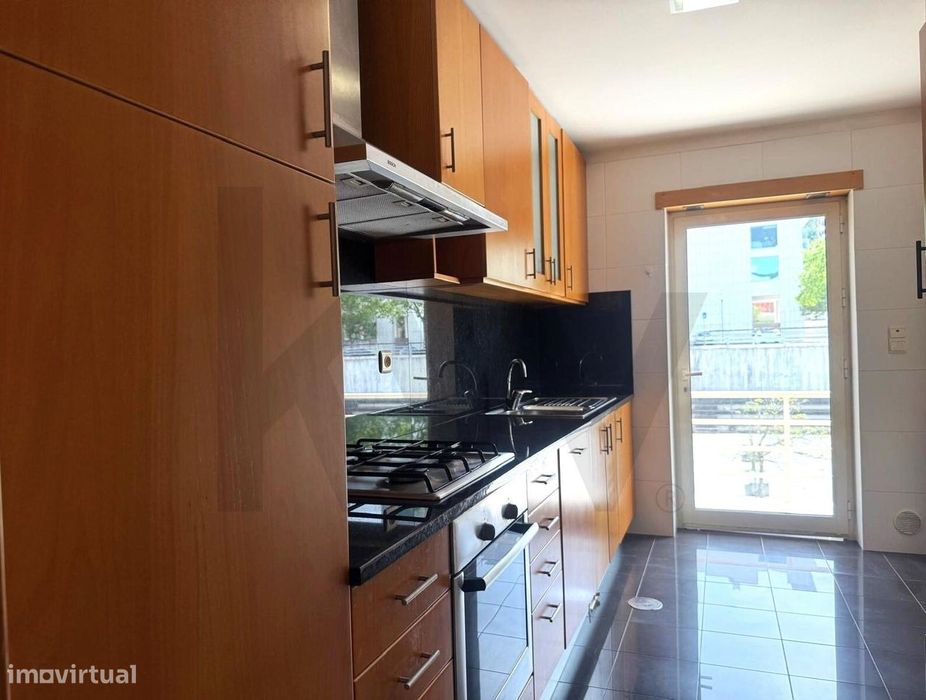 Apartamento T2 com Garagem – Vale das Flores | Excelente Exposição Sol