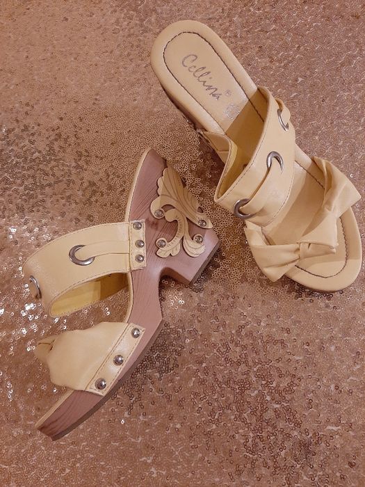 Żolte koapeczki na katurnie