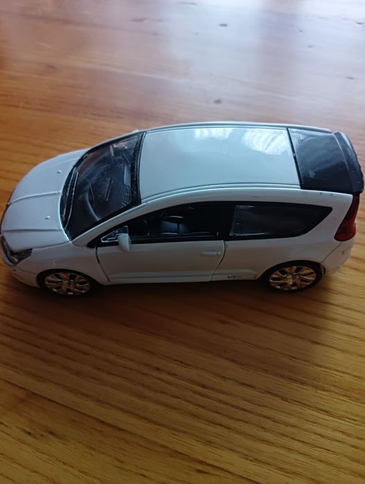 Samochodzik Citroen C4.
