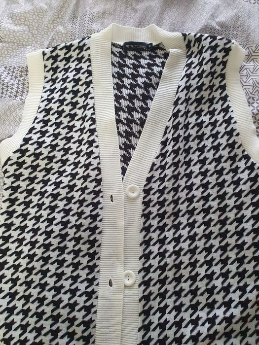 Чорний кардиган із V-подібним вирізом і ґудзиками PRETTY LITTLE THING