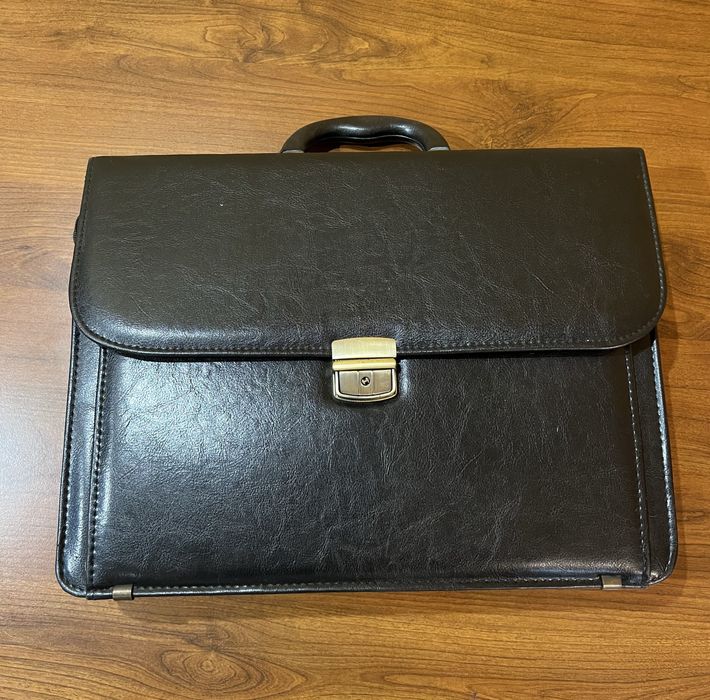 Czarna teczka skórzana, aktówka, z przegródką na laptopa