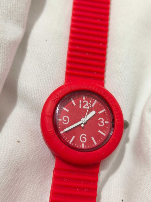 Relógio avon
Pulseira borracha vermelha