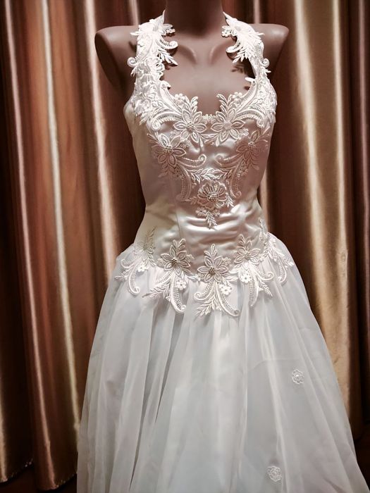 Весільна сукня з мереживним корсетом і шифоновою спідницею