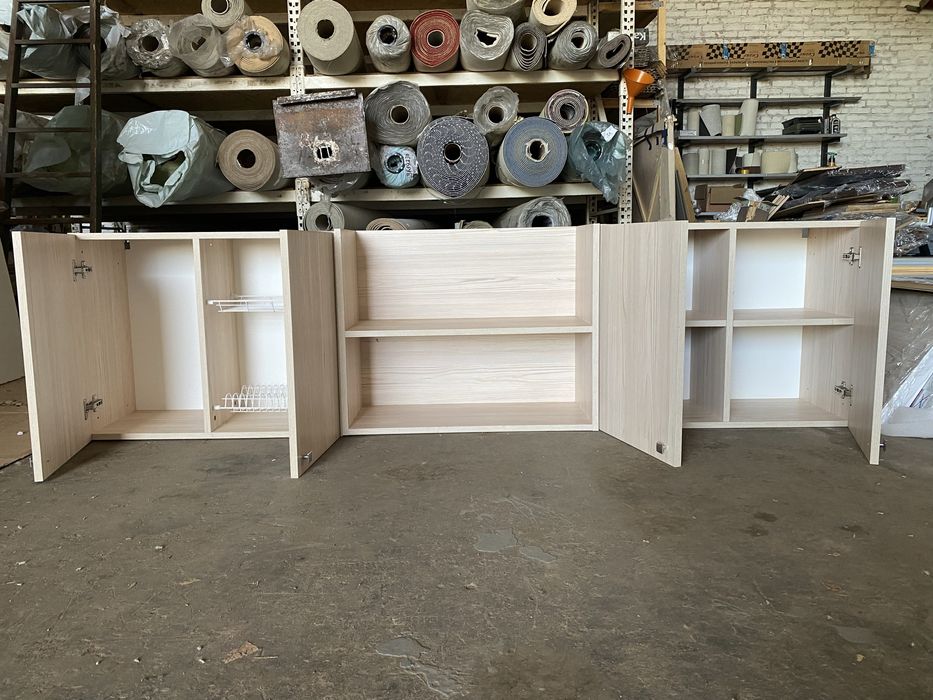 Кухонний гарнітур. Довжина 2.25 м. Верхня та нижня секціі.