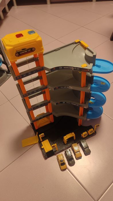 Трек Хотвілс і парковка з ліфтом+4 машинки