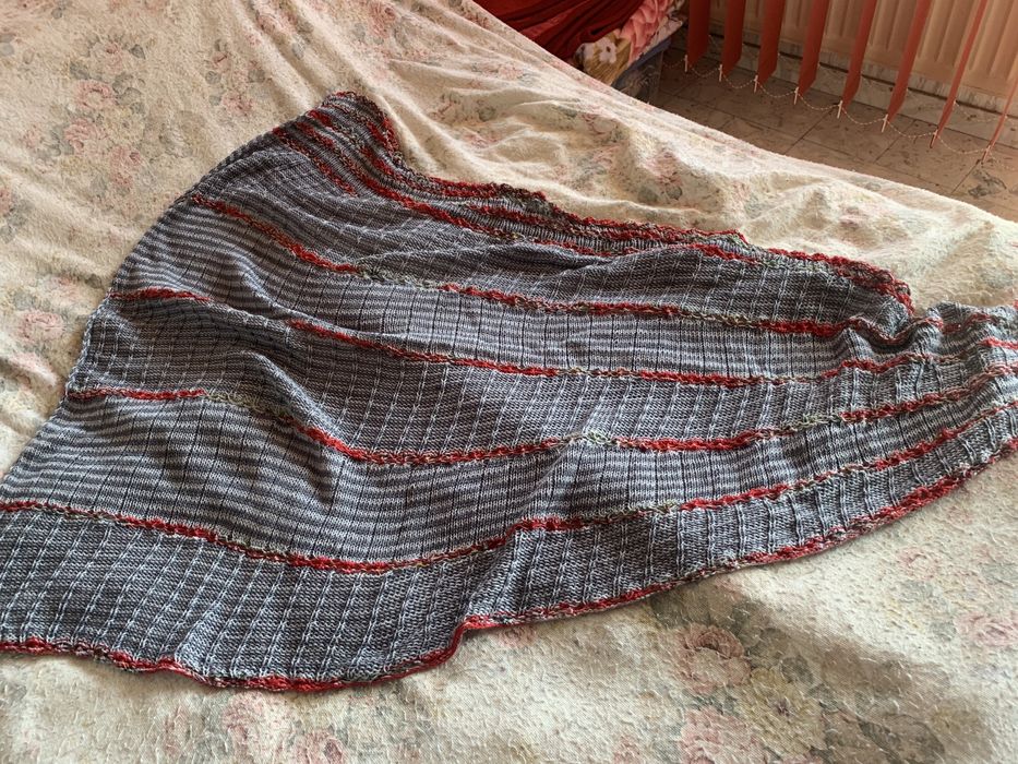 Chusta „Piknik”robiona na drutach