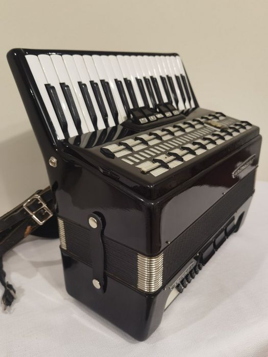 Weltmeister Serino 80 basów akordeon klawiszowy