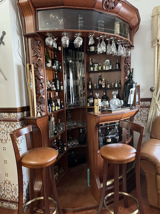 Bar de sala em madeira cerejeira