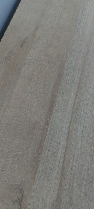 komoda biała, jasne drewno