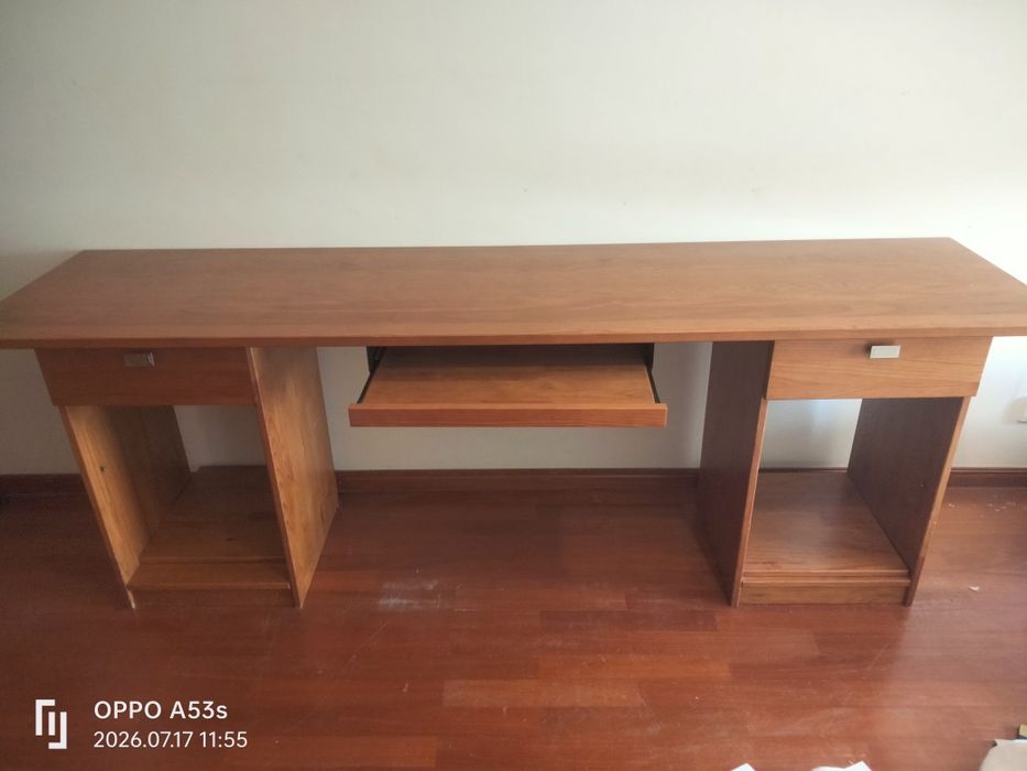 Mesa com estante e gavetas, uma mesa extensível para computador.  Usada