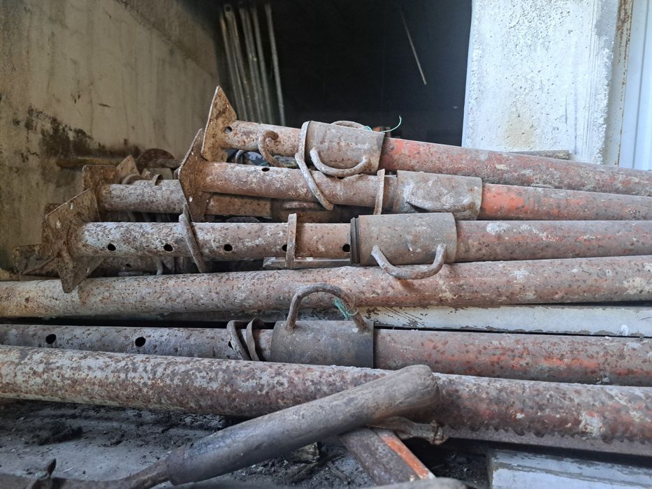 Escoras e Grampos de construção civil