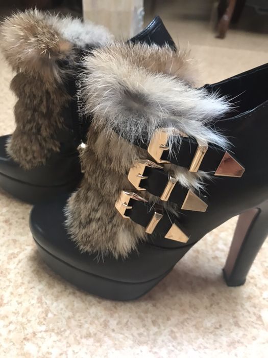 KAZAR botki (100%skóra) na koturnie z królikiem