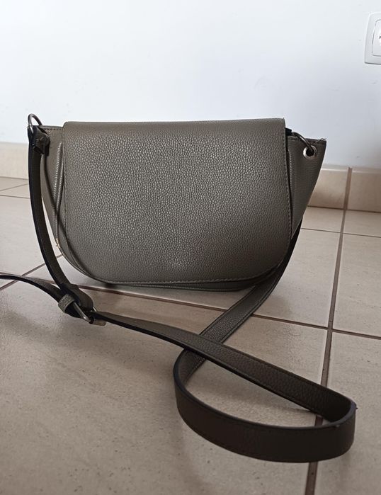 Mala de senhora á tiracolo