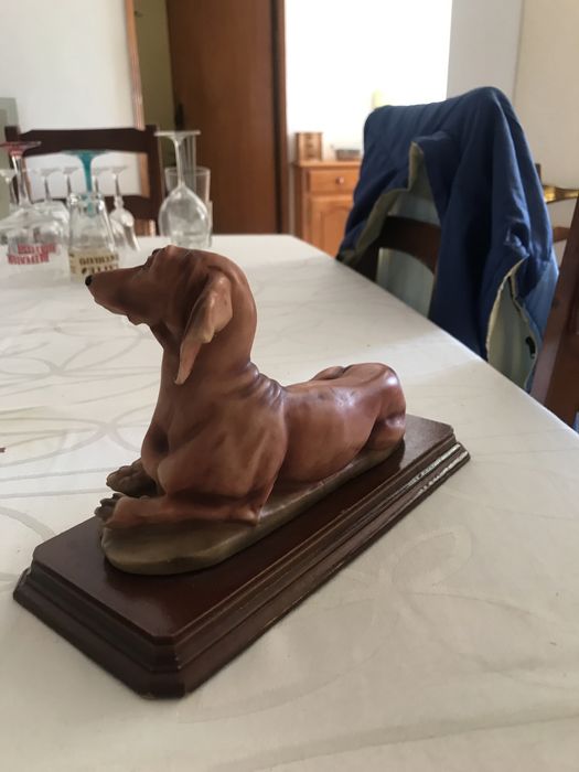 Escultura em marfinite de um cão