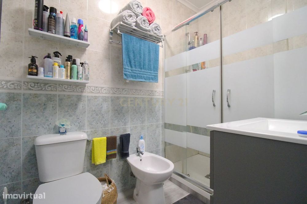 Disponível T3 Remodelado na Torre da Marinha a 2 minutos do Rio Sul Sh