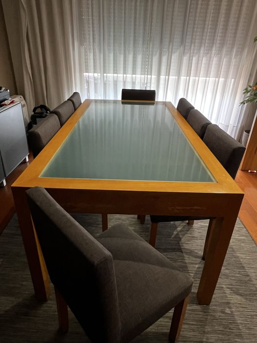 Mesa 8 lugares com tampo de vidro