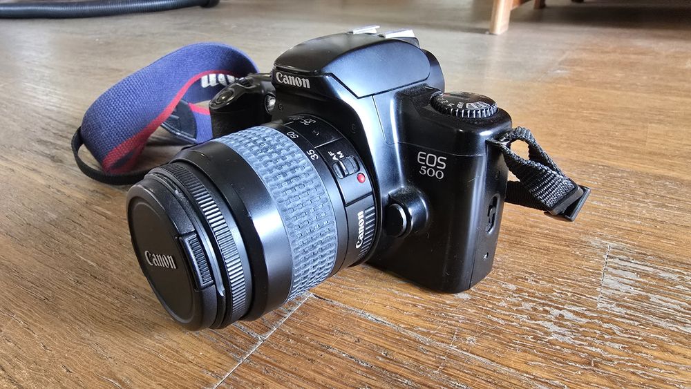 Máquina fotográfica SLR Canon EOS 500