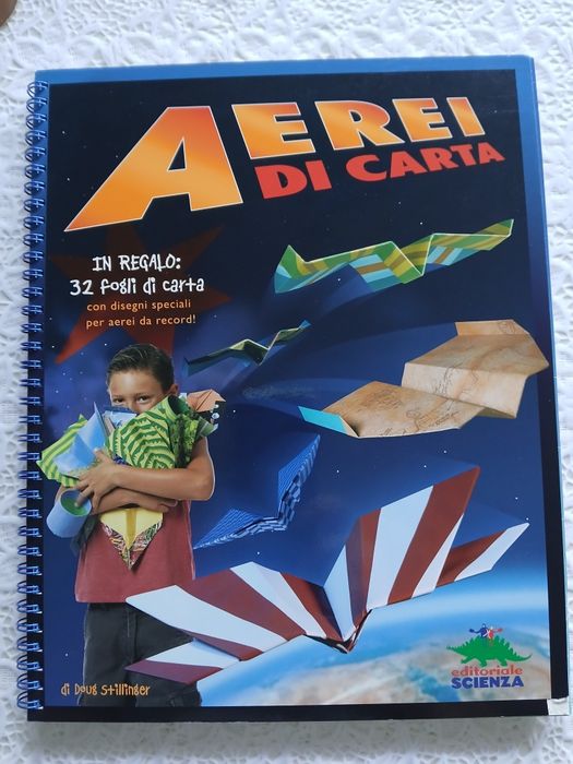 Włoskie kreatywne samoloty z papieru.