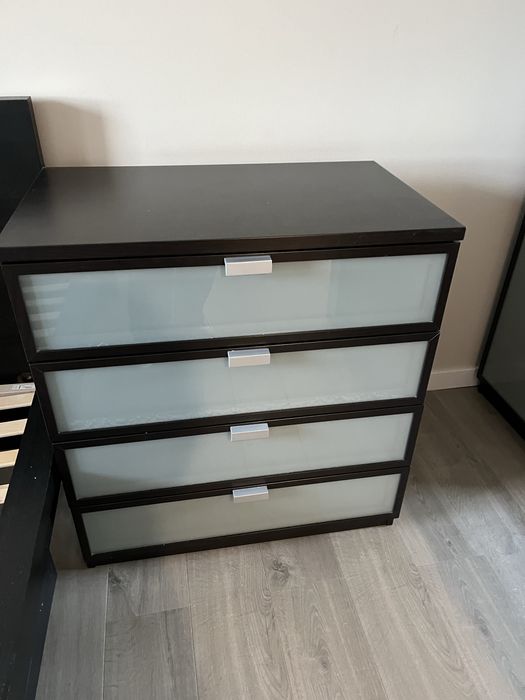 Komoda z ciemnego drewna