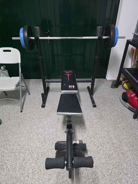 Variado material de musculação