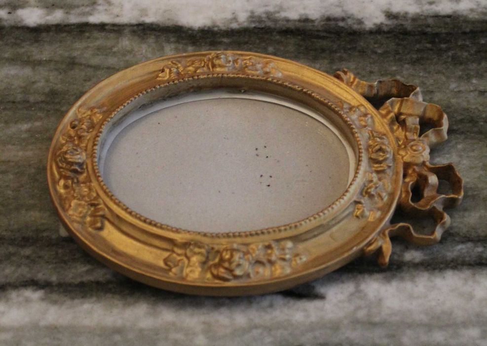 Moldura vintage, anos 60 em marfinite pintada a dourado