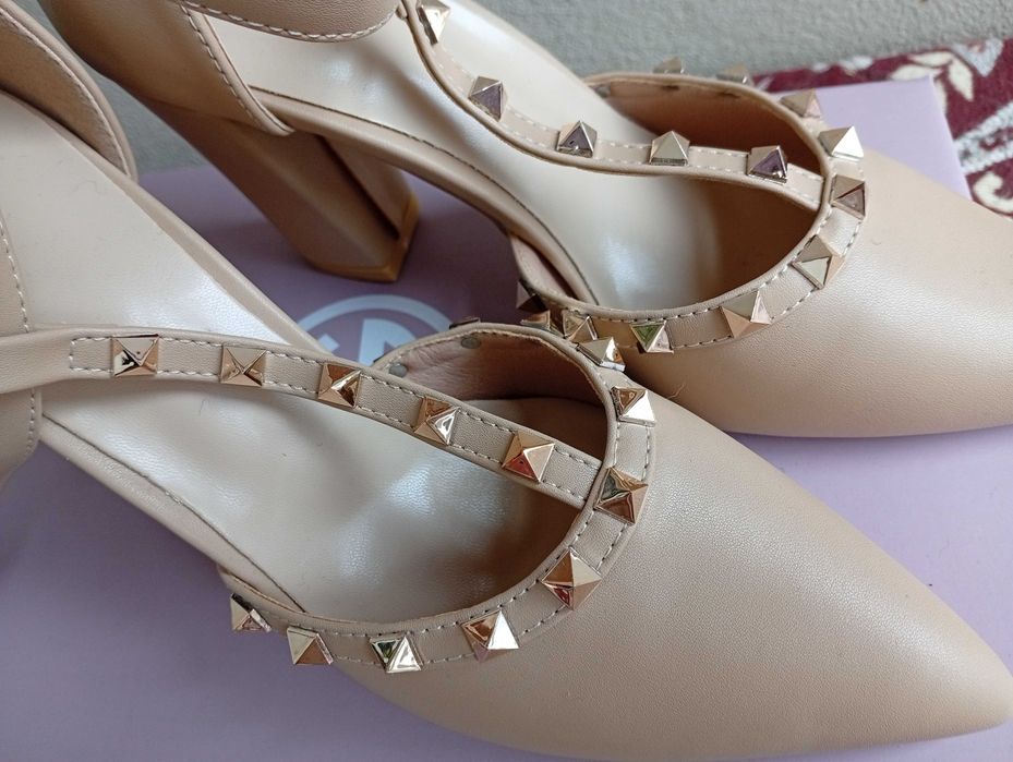 Sapatos de senhora tacão alto