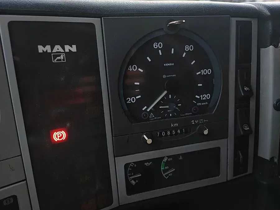 Samochód ciężarowy skrzynia MAN 13.284 DMC 11,5 tony