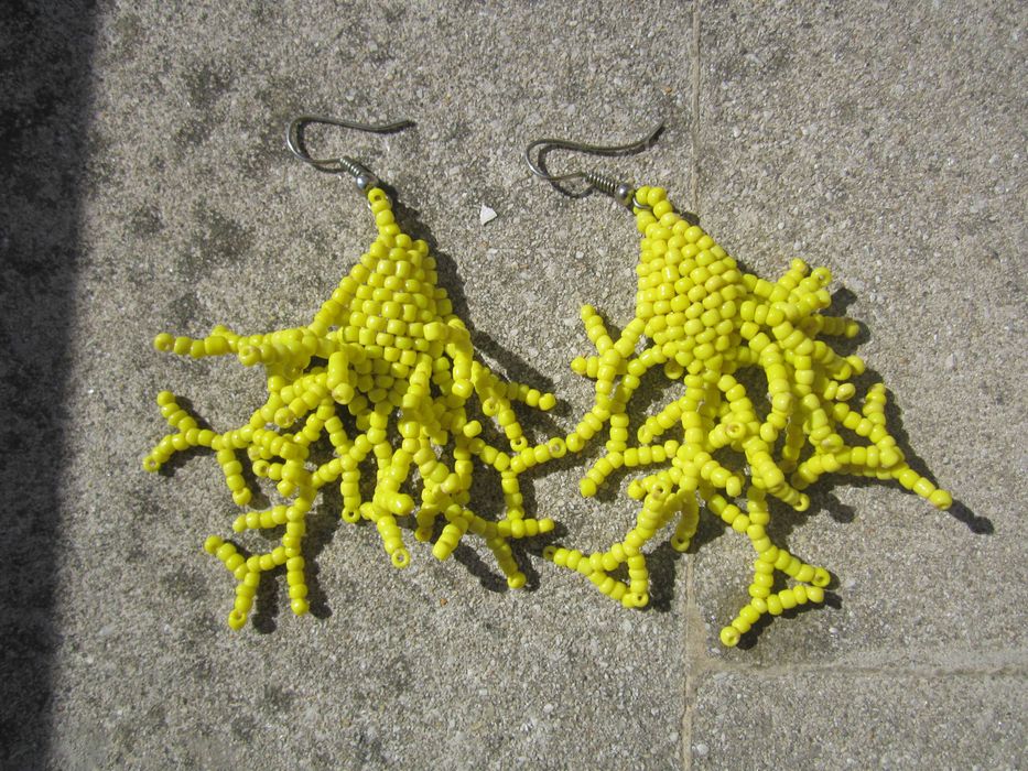 Brincos amarelos artesanais, moçambique, design em forma de alga ou coral, missangas