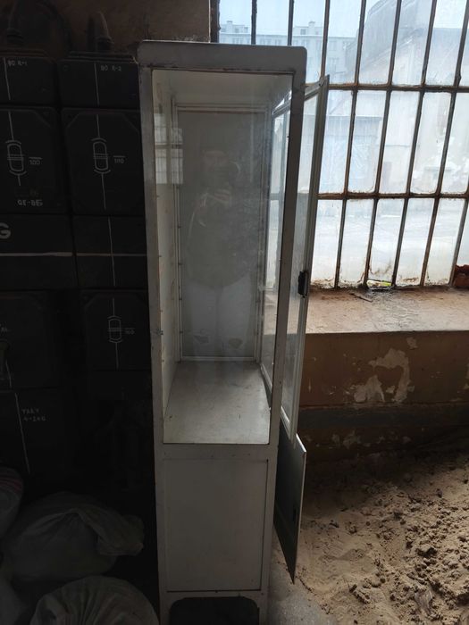 Stara metalowa biała witryna apteczna