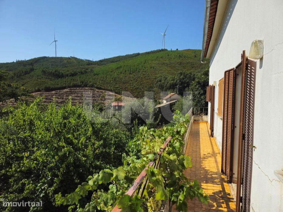 Moradia T3 Térrea com Garagem, Terraço e Logradouro