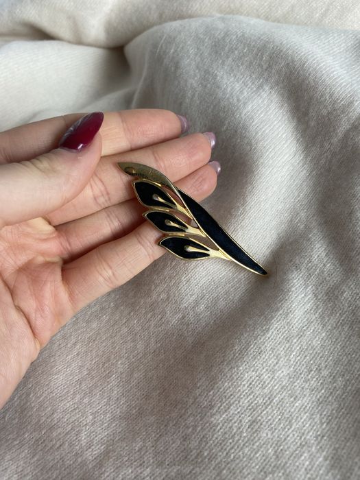 Vintage retro broszka Givenchy 1981 rok lilia z czarna emalia