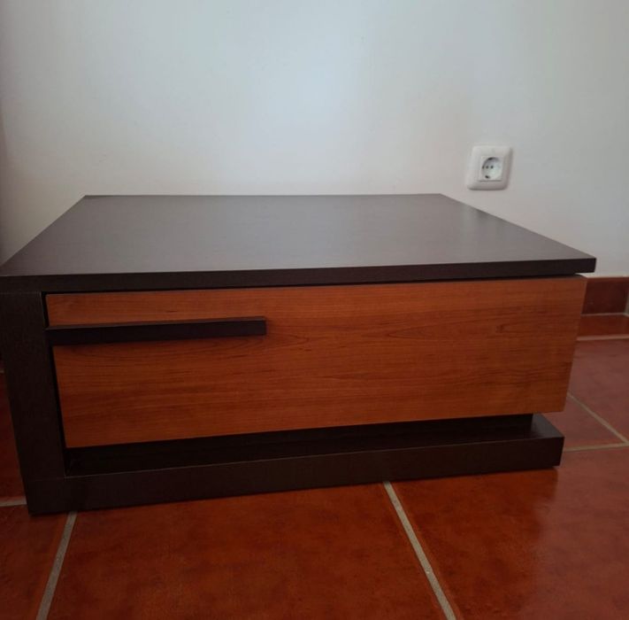Cama individual em excelente estado com mesa cabeceira móvel tv .