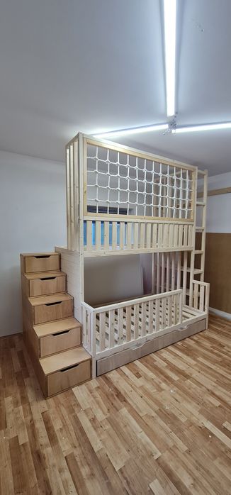 Łóżko piętrowe drewniane niemalowane z siatka i regałem 90x200