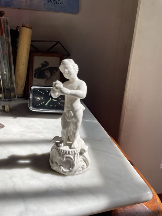 Pequena estatueta menino cerâmica