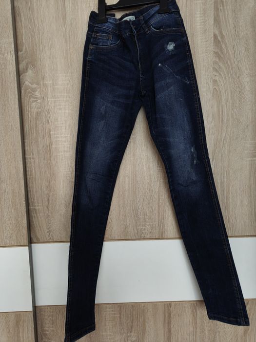 Jeansy z przetarciami lekkimi bershka 36