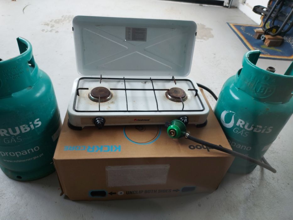 1 fogão portátil com 2 bocas e  redutor 2 garrafas de gaz propano vazi
