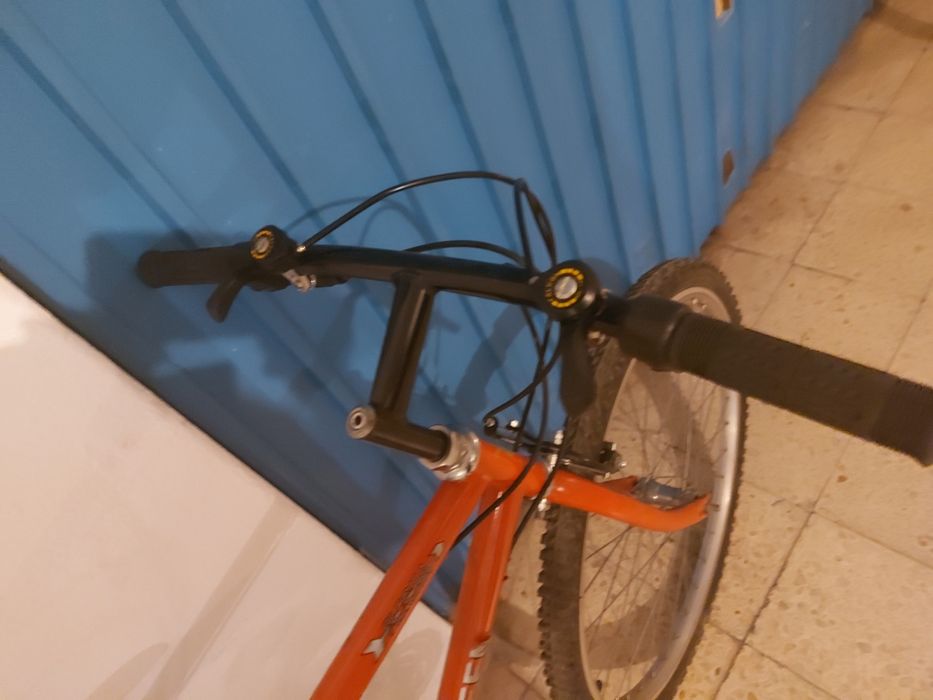Bicicleta laranja usada