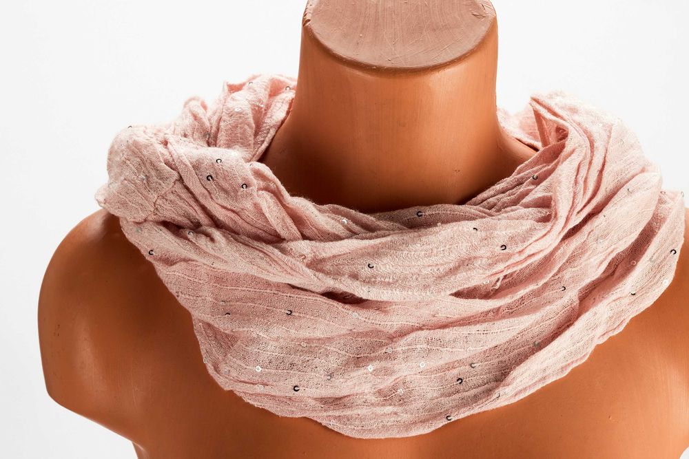 różowy marszczony szalik z cekinami bawełna