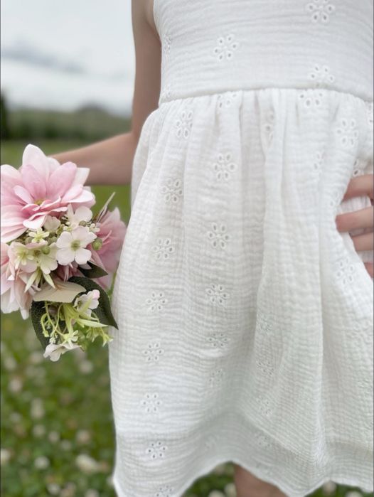 Nowość Zula Handmade biała sukienka ażurowa wiązana muślinowa 110 cm