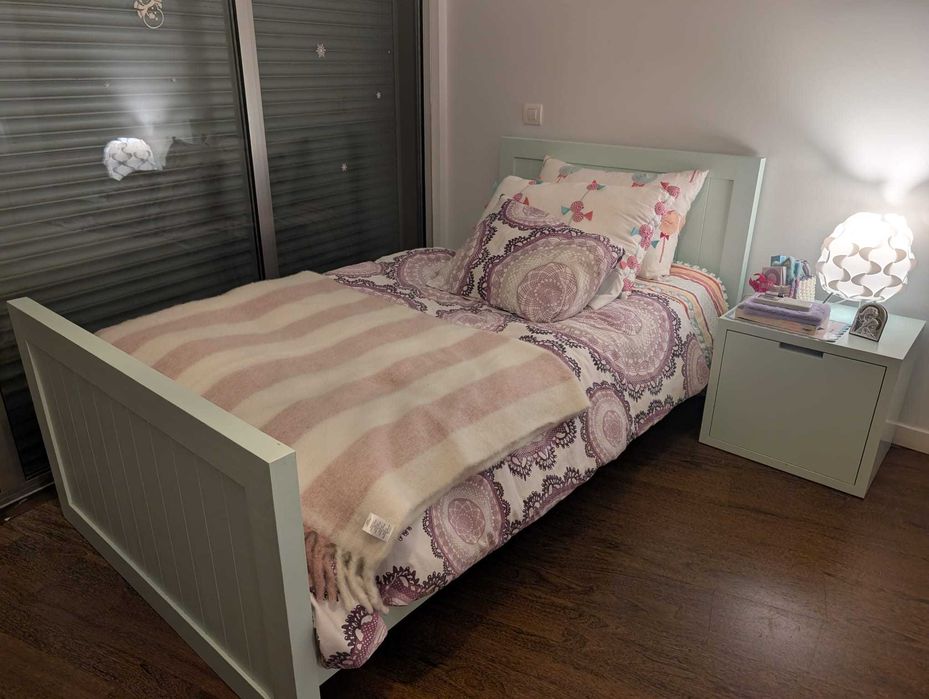 ( reservada ) Cama de solteiro em madeira maciça + m/ cabeceira — Design de autor