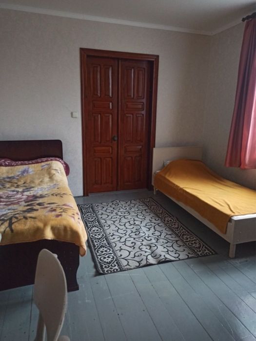 Здається кімната в приватному будинку.