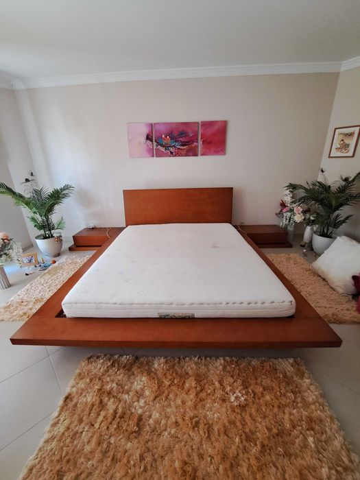 Cama com mesas de cabeceira e colchão 200x200 cm.