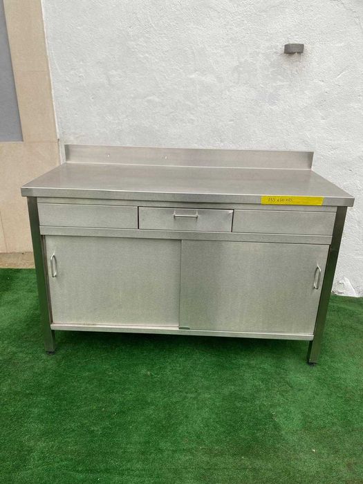 Bancada neutra em inox com 1 gaveta e 2 portas