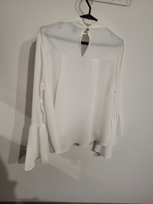 Biała zwiewna koszula z chokerem i szerokimi rękawami elegancka