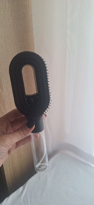 Szczotka do włosów ze zbiorniczkiem
